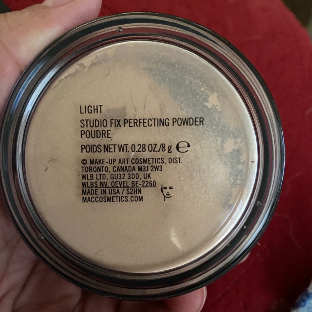 Sold 💣 New MAC Studio Fix Perfecting Powder in Light